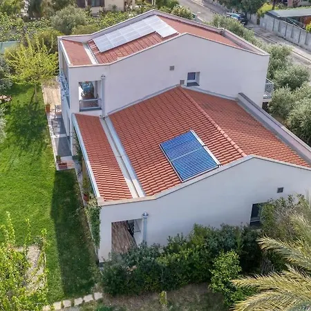 La Casa Degli Ulivi In Con Patio 아파트 콰르투 산텔레나