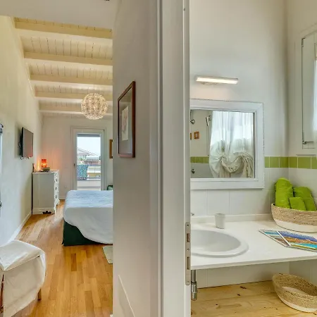 La Casa Degli Ulivi In Con Patio 콰르투 산텔레나